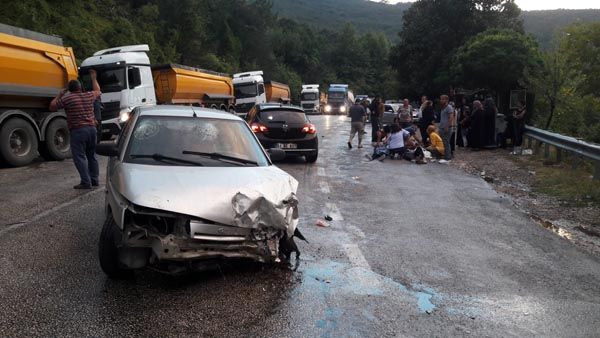 TIR ile otomobilin çarpıştığı kazada yaralılar yola savruldu - Sayfa 4