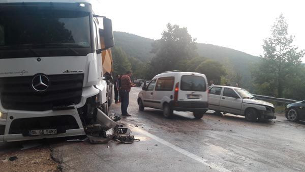 TIR ile otomobilin çarpıştığı kazada yaralılar yola savruldu - Sayfa 5