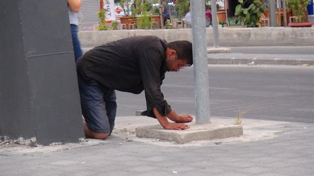 45 yaşındaki adam pantolonunu çıkarıp kaldırıma uzandı - Sayfa 3