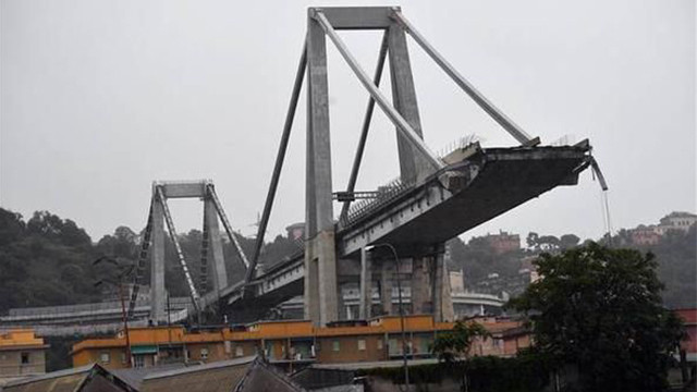 İtalya'daki çöken köprüden ilk görüntüler