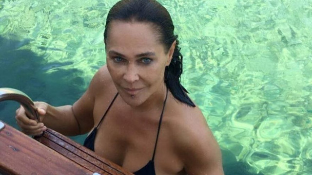 Hülya Avşar bikinisiyle denizde takla attı