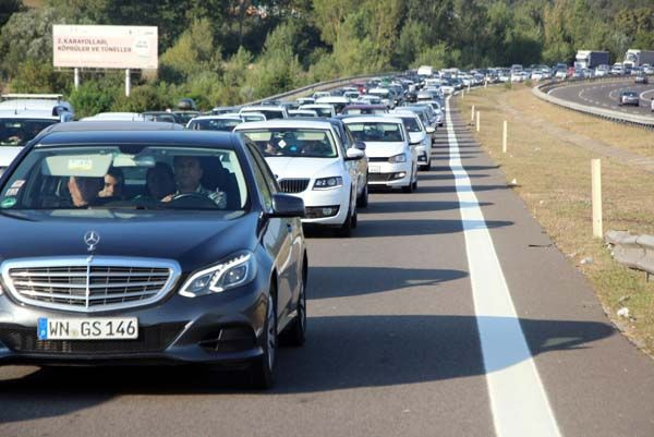 Tatilciler dönüş yolunda! Araç trafiği 40 kilometreye kadar uzadı - Sayfa 1