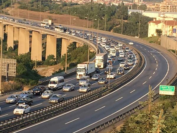 Tatilciler dönüş yolunda! Araç trafiği 40 kilometreye kadar uzadı - Sayfa 11