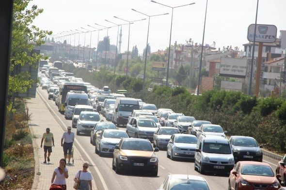 Tatilciler dönüş yolunda! Araç trafiği 40 kilometreye kadar uzadı - Sayfa 13