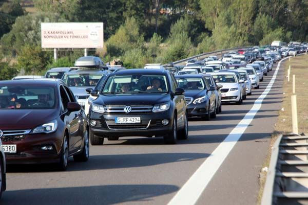 Tatilciler dönüş yolunda! Araç trafiği 40 kilometreye kadar uzadı - Sayfa 3