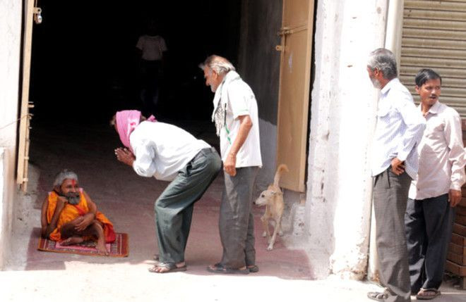 5 yaşındayken duvardan düşen Hintli rahibin her yeri bükülüyor - Sayfa 8