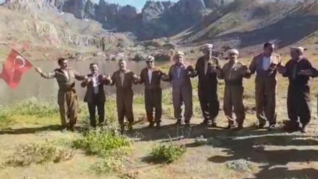 PKK’dan temizlenen dağda Türk bayraklarıyla halay çektiler