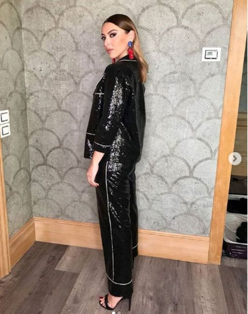 Hadise’nin dekoltesi sosyal medyada gündem - Sayfa 1