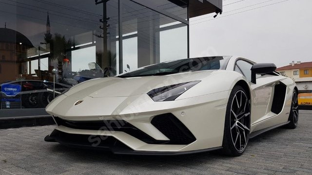 Milletvekilinden satılık Lamborghini