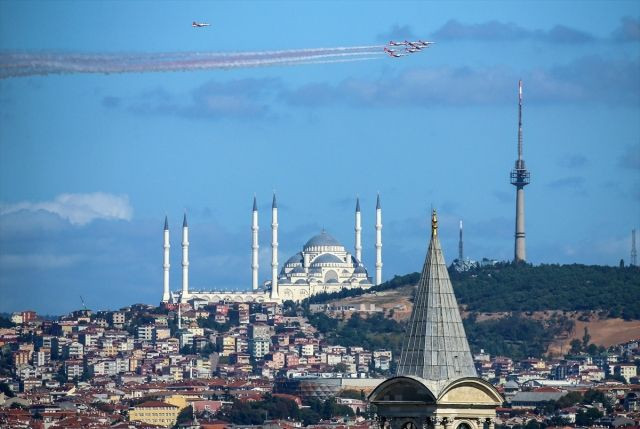 Türk Yıldızları Boğaz'da gösteri uçuşu yaptı - Sayfa 1