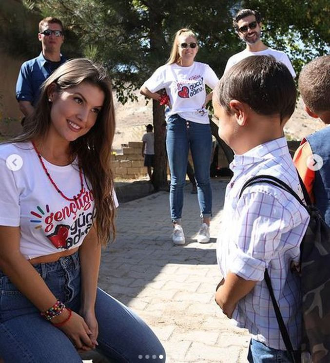 Amanda Cerny, Kapadokya’da: Güzel yıldız köy okulu boyadı! - Sayfa 7