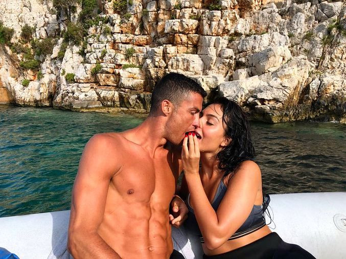 Cristiano Ronaldo'nun sevgilisi Georgina Rodriguez'e tepki yağdı! - Sayfa 5