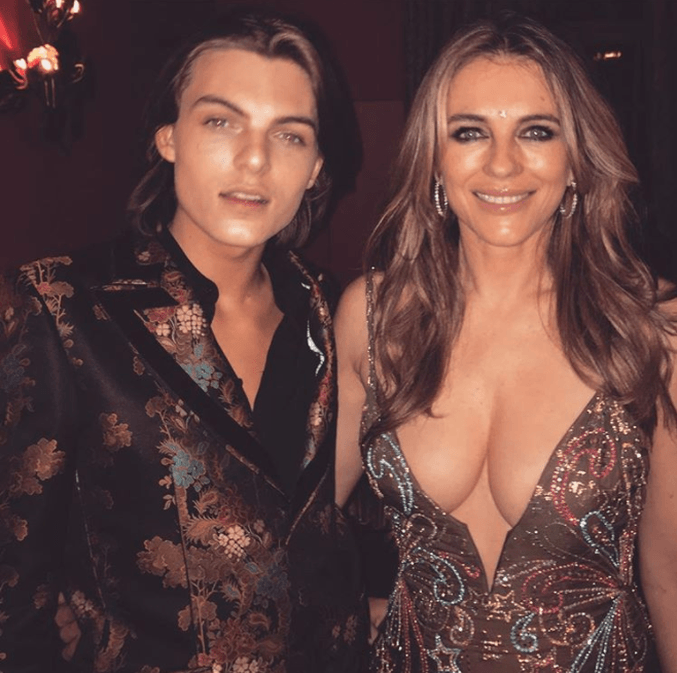 Elizabeth Hurley sosyal medyayı salladı - Sayfa 6