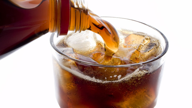 Günde 5 litre kola içince vücuda ne olur? Asitli içeceklerin vücuda etkileri