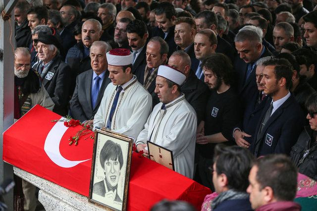 Ayşen Gruda'nın cenaze töreninden kareler - Sayfa 13