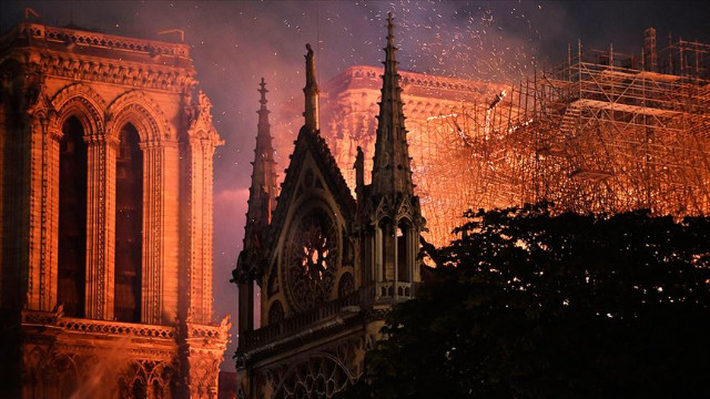 Dünya basınının manşetlerinden Notre Dame yangını