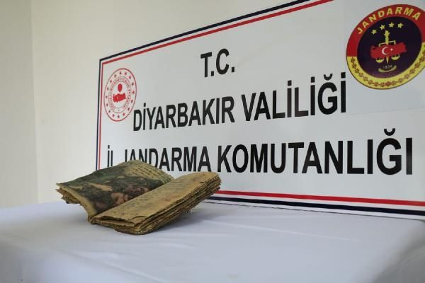 Diyarbakır'da dini motifli kitap ele geçirildi - Sayfa 1