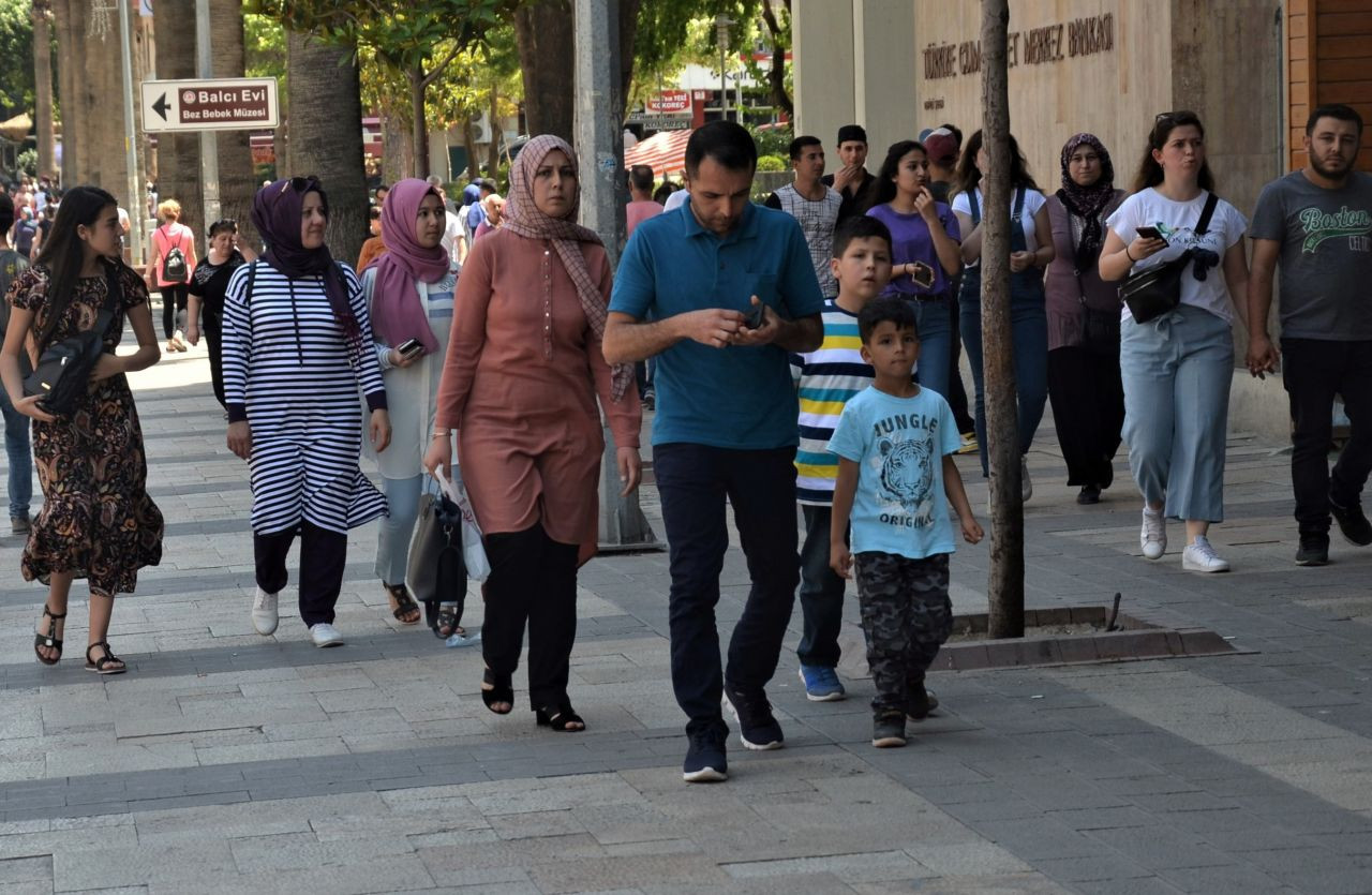 Yolda yürürken bile telefon elden bırakılmıyor - Sayfa 5