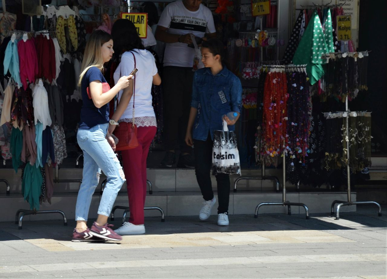 Yolda yürürken bile telefon elden bırakılmıyor - Sayfa 6