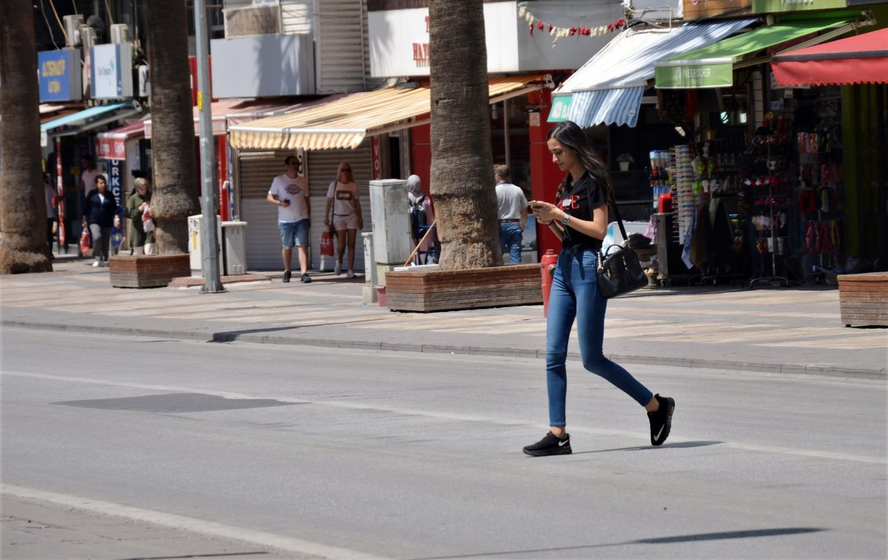 Yolda yürürken bile telefon elden bırakılmıyor - Sayfa 7