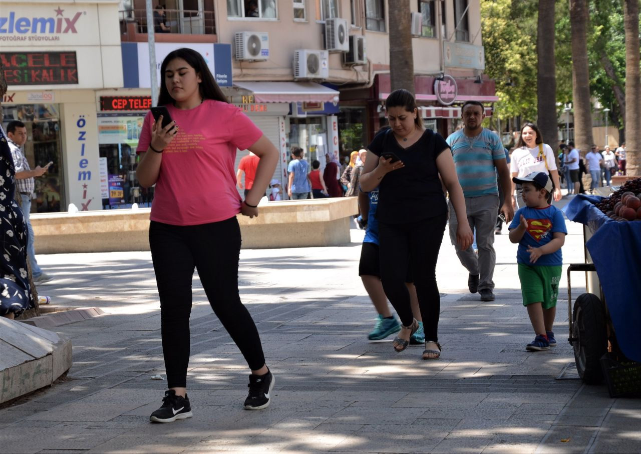 Yolda yürürken bile telefon elden bırakılmıyor - Sayfa 8