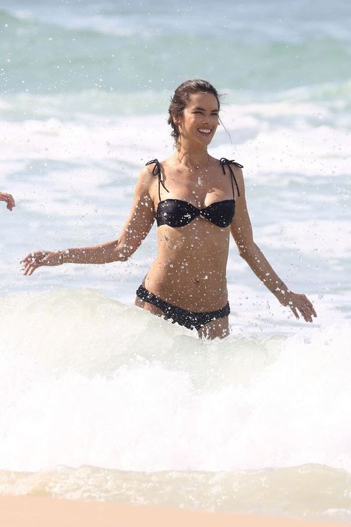 Alessandra Ambrosio saatlerce poz verdi! - Sayfa 7