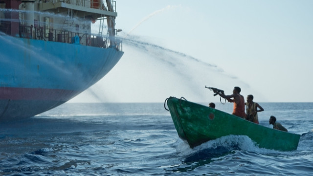 Türk gemisine saldıran korsanlar 10 mürettebatı rehin aldı