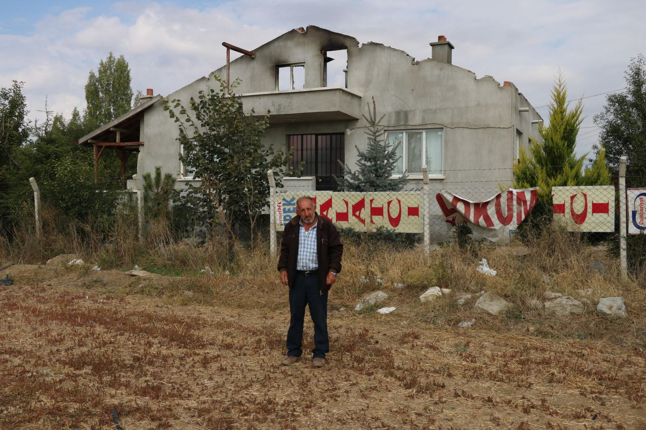 Akılara durgunluk veren olay! Gittikleri her ev ve elbiseleri yanıyor! - Sayfa 14