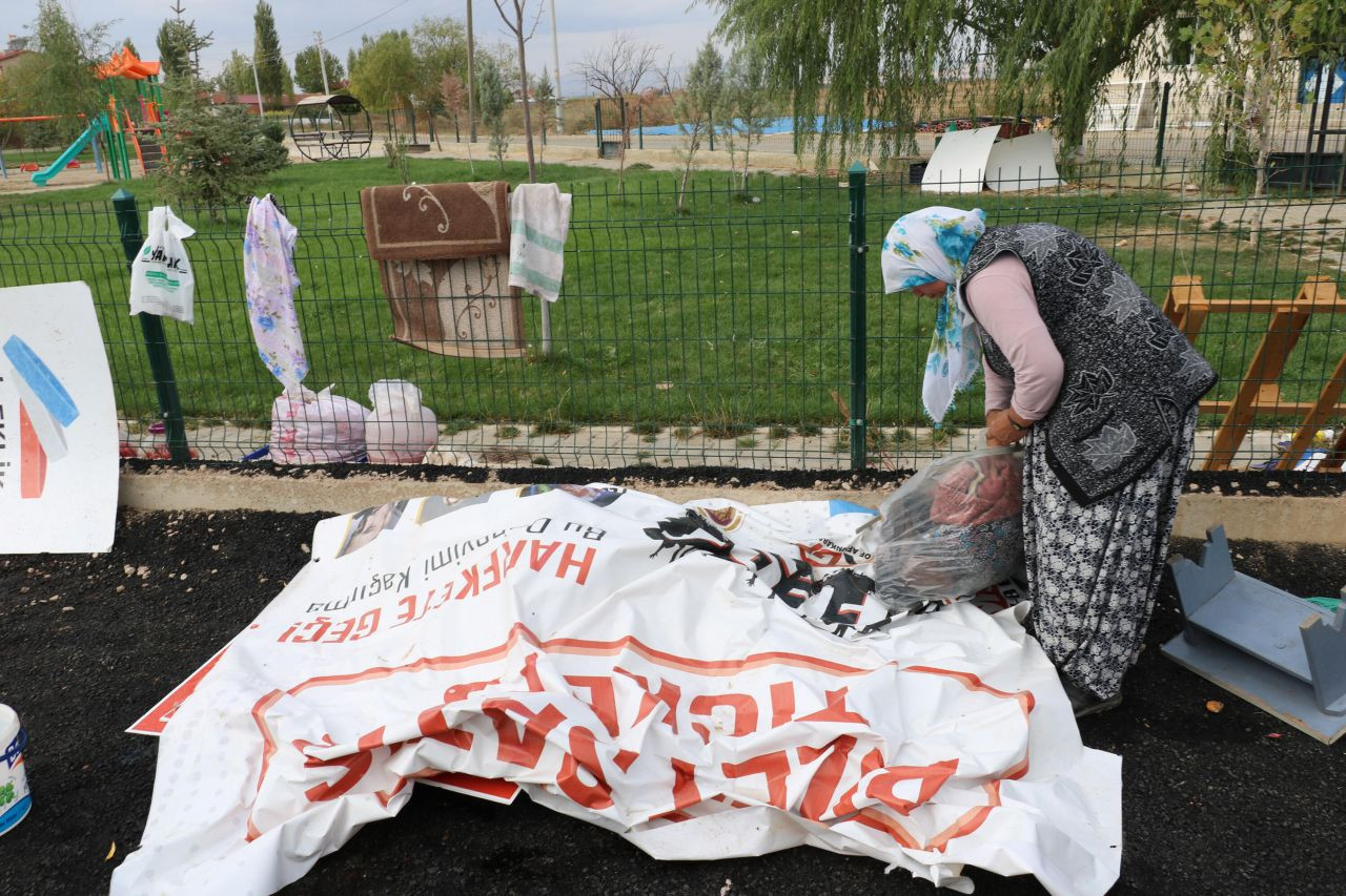 Akılara durgunluk veren olay! Gittikleri her ev ve elbiseleri yanıyor! - Sayfa 17