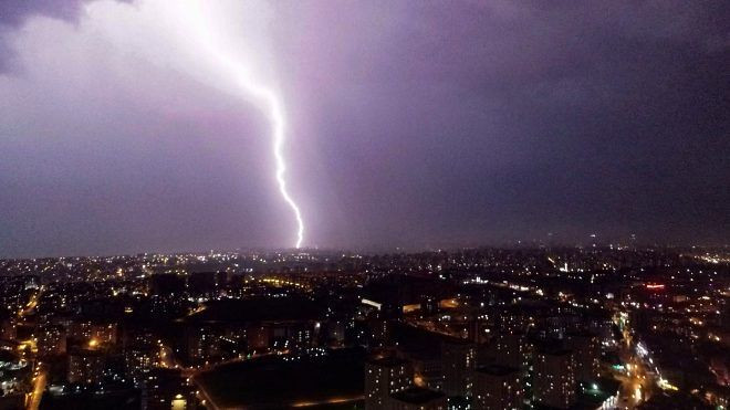 İstanbul'da çakan şimşekler geceyi gündüze çevirdi - Sayfa 4