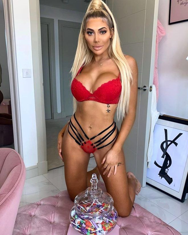 İngiliz oyuncu Chloe Ferry, fit halini köpük banyosu pozuyla sergiledi - Sayfa 13