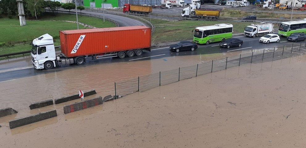 İstanbul'da sağanak yağış hayatı felç etti - Sayfa 6