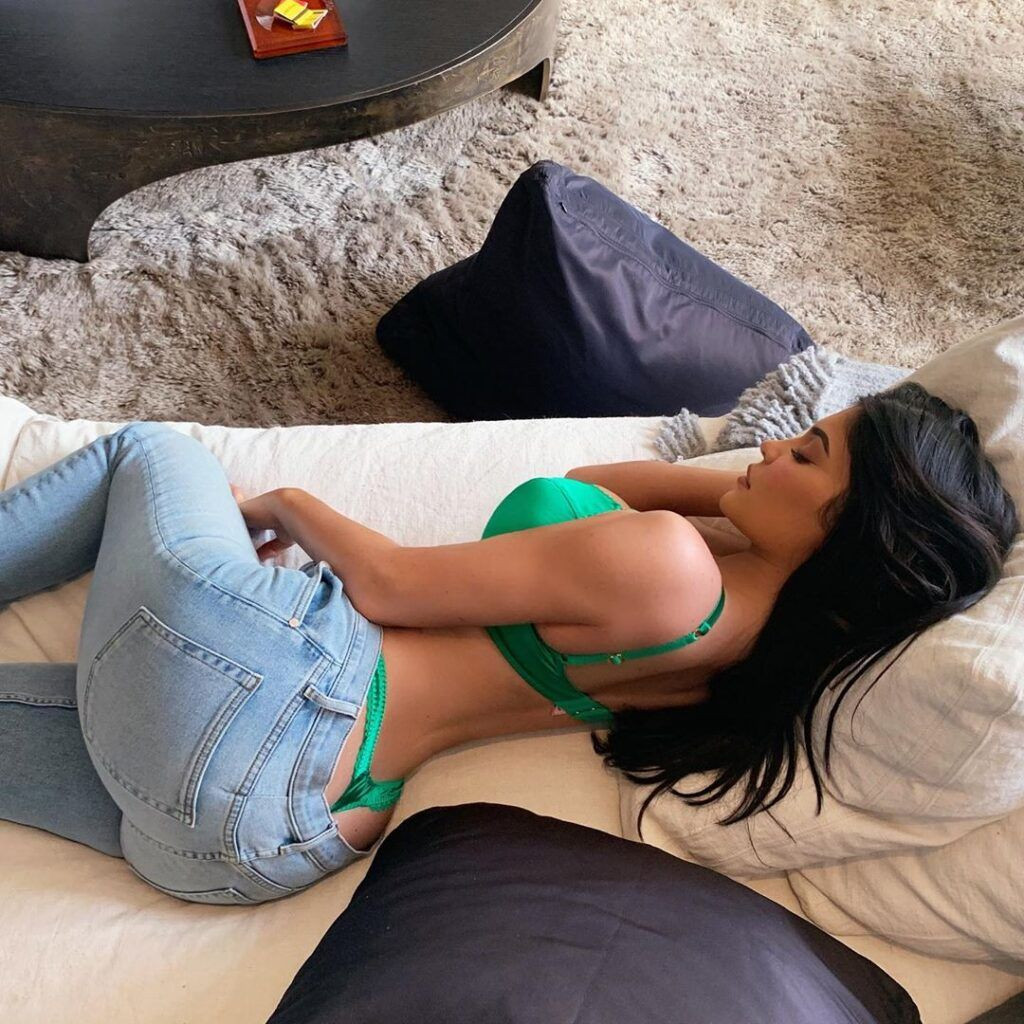 Kylie Jenner ablası Kim Kardashian'ın izinde - Sayfa 19