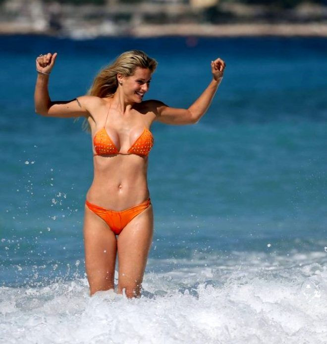 Bikinisi açılan 43 yaşındaki ünlü sunucu Michelle Hunziker'in göğsü göründü - Sayfa 3