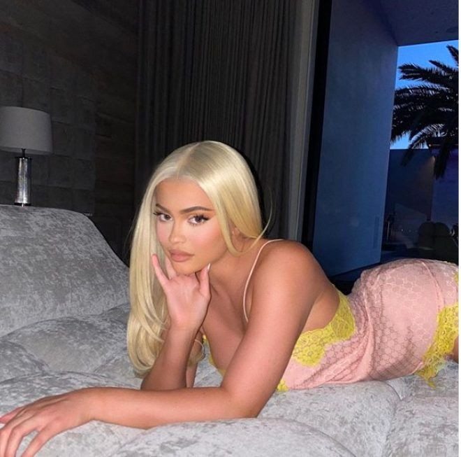 Turuncu bikinisiyle dağa çıkan genç milyarder Kylie Jenner manzaraya hayran kaldı: Gerçek olamaz! - Sayfa 6