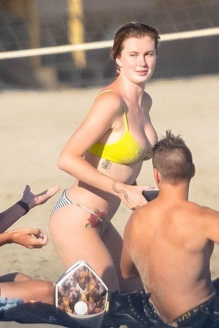 Ireland Baldwin'in plaj keyfi - Sayfa 2