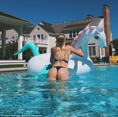 Ireland Baldwin'in plaj keyfi - Sayfa 10