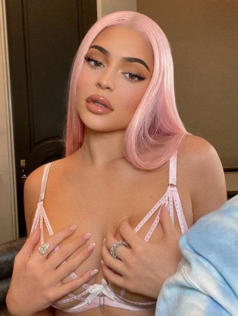 Kylie Jenner evinin bahçesinde duş aldı - Sayfa 6