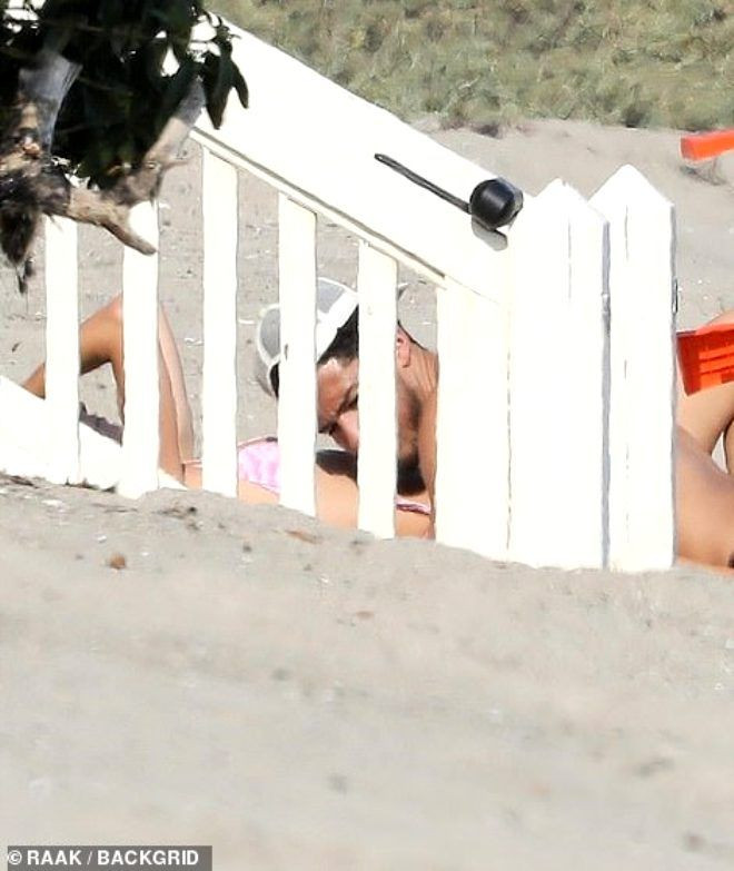 Merdivenin arkasına geçen ünlü model Kendall Jenner ve sevgilisinin müstehcen görüntüleri olay oldu - Sayfa 2