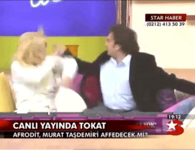 Kimi partnerinin kalçalarına dokundu kimi konuğunun pantolonunu indirdi! İşte Türk televizyon tarihi - Sayfa 11