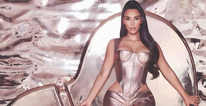 Önü ayrı, arkası ayrı olay! Kim Kardashian, kalça dekolteli tulumuyla hayrete düşürdü - Sayfa 1