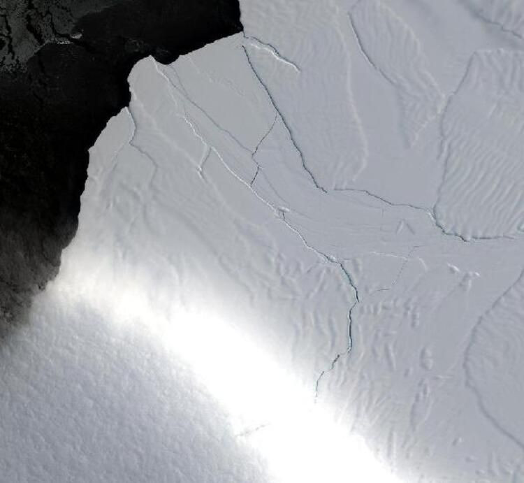 Antarktika’da korkutan görüntü! 1,270 kilometrekarelik buzul, kopma noktasına geldi - Sayfa 1