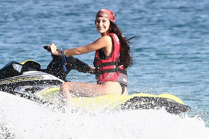 Kendall Jenner ve Bella Hadid plaja damga vurdu - Sayfa 3