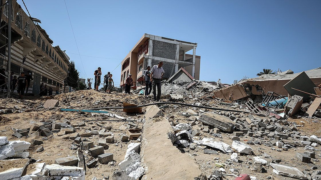 İsrail Gazze Şeridi'nde bir okulu ve evleri hedef aldı - Sayfa 6