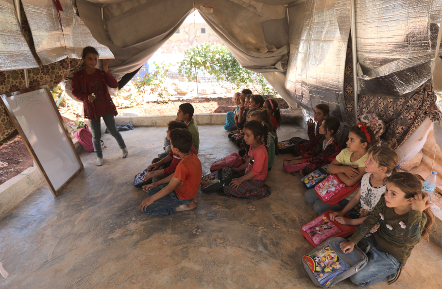 Suriyeli küçük kız, sınıfa çevirdiği çadırında yaşıtlarını geleceğe hazırlıyor - Sayfa 1