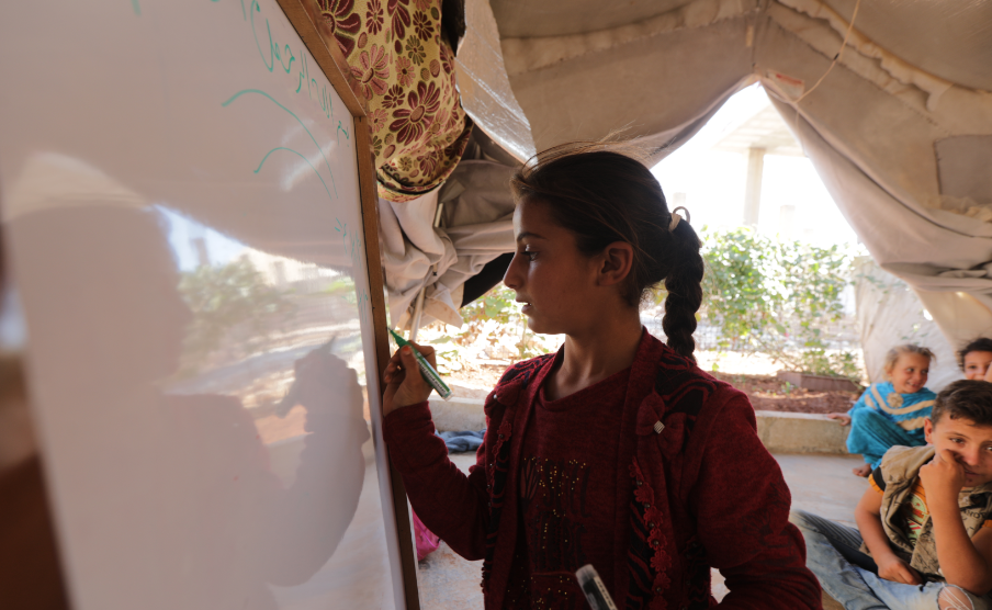 Suriyeli küçük kız, sınıfa çevirdiği çadırında yaşıtlarını geleceğe hazırlıyor - Sayfa 2