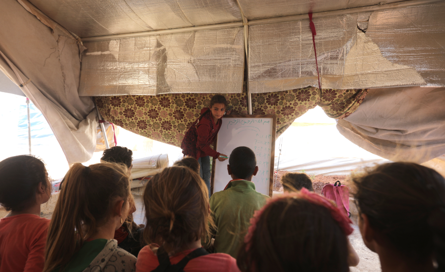 Suriyeli küçük kız, sınıfa çevirdiği çadırında yaşıtlarını geleceğe hazırlıyor - Sayfa 3