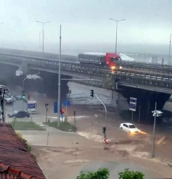 Samsun'da sağanak: Yollar göle döndü, su baskınları yaşandı - Sayfa 1