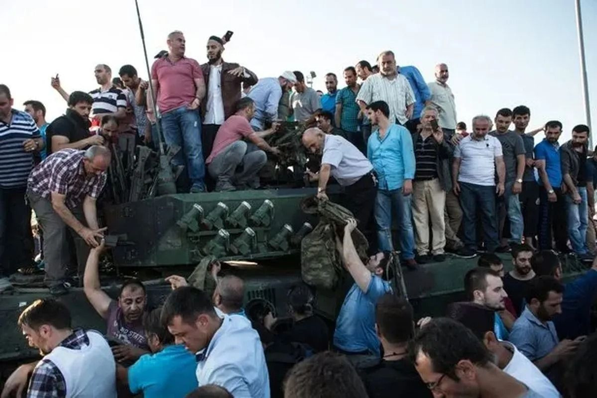 Milletin Zaferi: 15 Temmuz! Tarihi direnişin üzerinden 8 yıl geçti - Sayfa 12