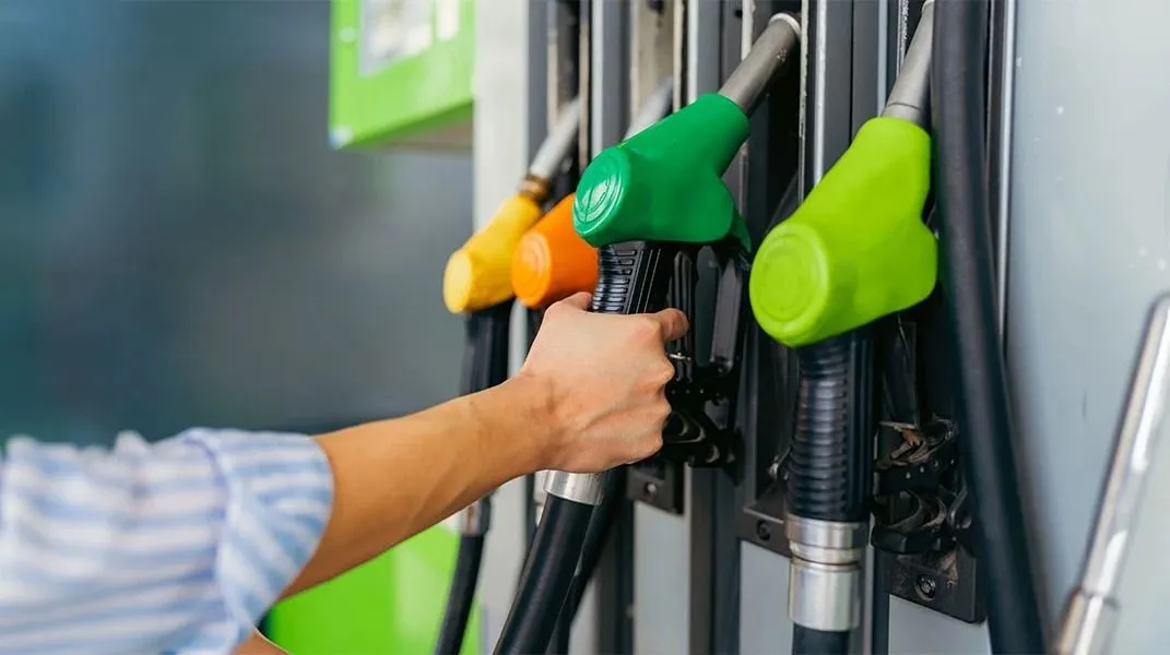 Akaryakıtta indirimler peş peşe! Benzine bir indirim daha geliyor